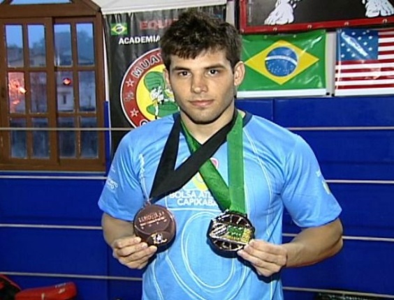 Paulo Agrizzi, lutador de jiu-jitsu, morreu em janeiro de 2012 devido a uma trombose causada por uma infecção bacteriana no olho esquerdo