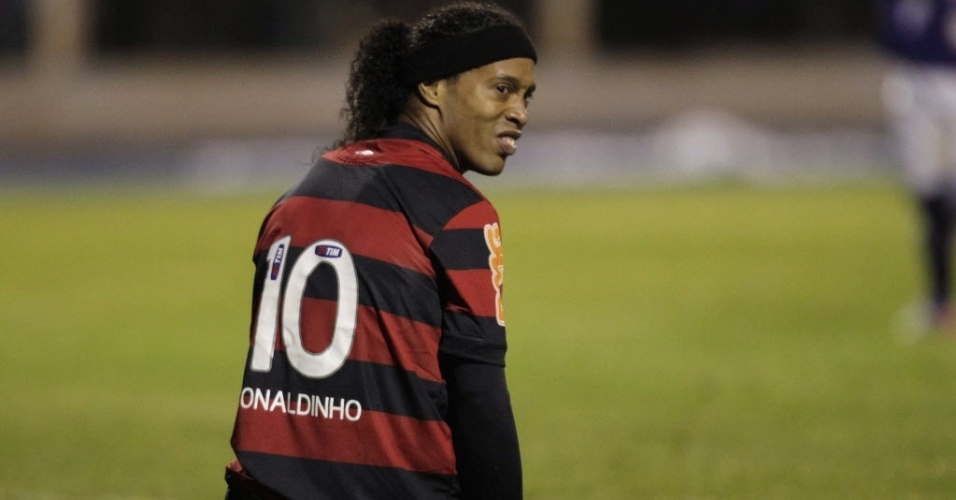 Ainda sem receber, Ronaldinho chega atrasado ao treino do Flamengo nesta  segunda - Futebol - UOL Esporte