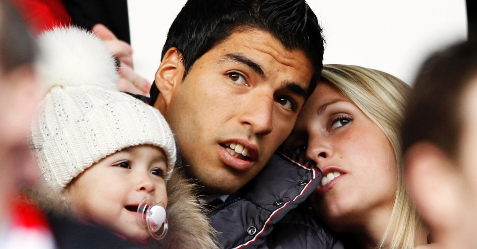Ao lado de sua esposa, Luis Suárez acompanha a partida entre Liverpool e Mancehster United