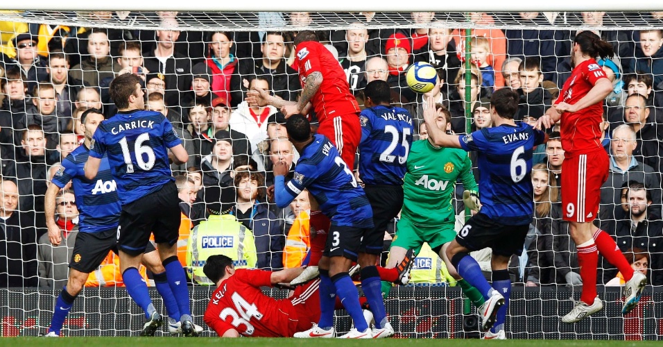 Daniel Agger sobe para cabecear e abrir o placar para o Liverpool contra o Manchester United