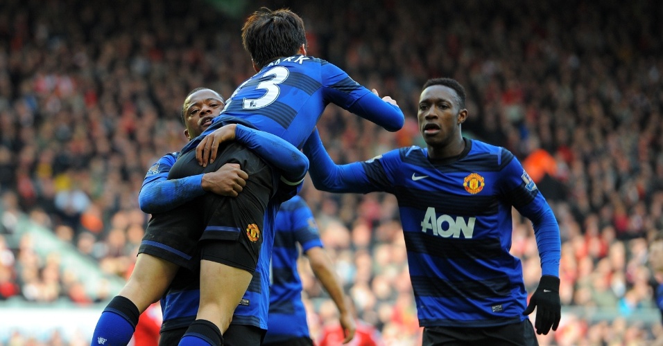 Jogadores do Manchester United comemoram gol de Ji Sung Park no clássico contra o Liverpool