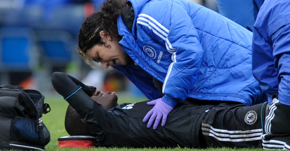 28.jan.2012 - Ramires sai de campo machucado em jogo do Chelsea pela Copa da Inglaterra