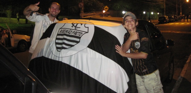 Torcedores do Comercial exibem bandeira do clube na saída do estádio Santa Cruz - José Bonato/UOL