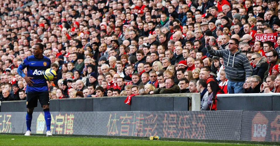 Torcedores do Liverpool não perdem a chance de provocar Patrice Evra, do Manchester United