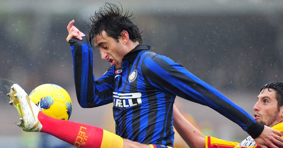 Diego Milito, da Inter de Milão, em disputa contra zagueiro do Lecce, pelo Campeonato Italiano