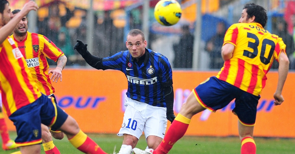 Meia Sneijder. da Inter, em meio a marcação de defensores do Lecce em partida do Campeonato Italiano