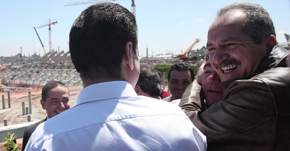 O ex-presidente do Corinthians, Andrés Sanchez, ao lado do ministro do Esporte Aldo Rebelo, também compareceu na visita ao canteiro de obras do Itaquerão