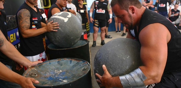 Paulo Vianna encara prova das bolas de cimento em evento de strongman em Peruíbe - Alex Almeida/UOL