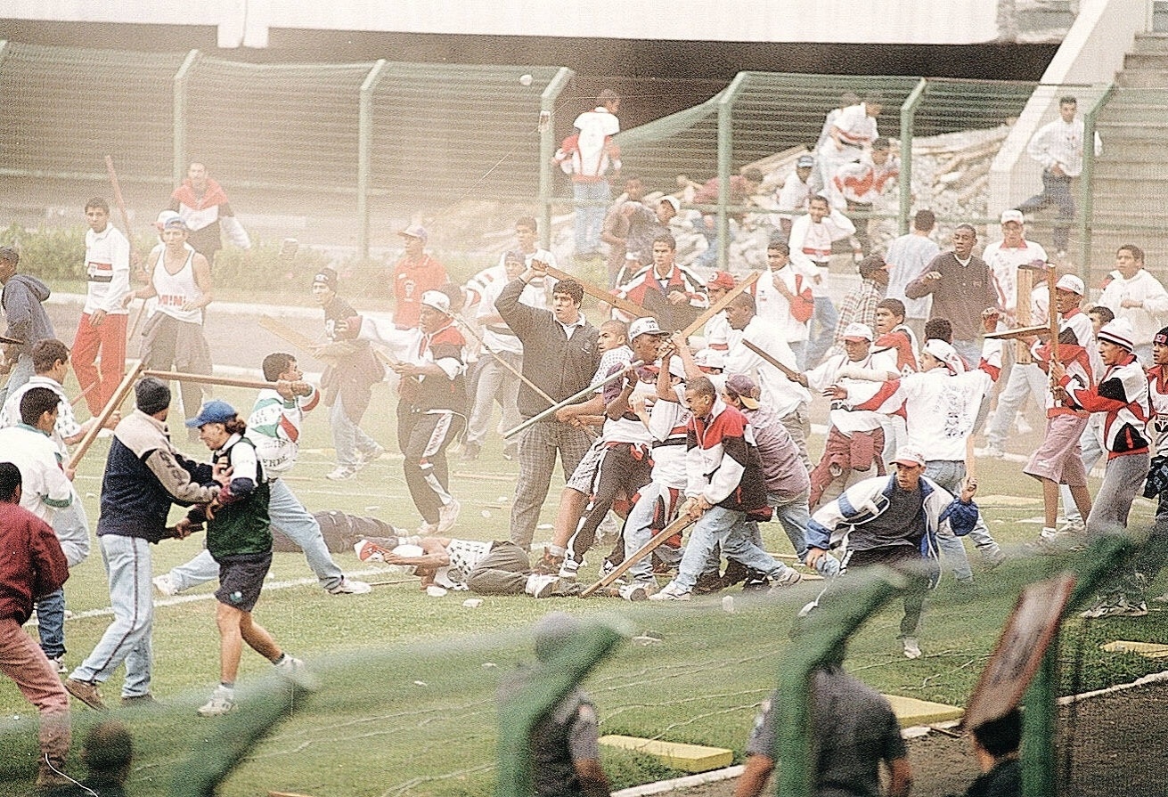 Briga entre as torcidas do Palmeiras e do São Paulo durante a final da Taça São Paulo de Juniores de 1995 - Folhapress