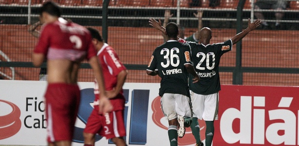 Assunção comemora segundo gol marcado na vitória do Palmeiras sobre o Mogi Mirim - Rodrigo Paiva/UOL