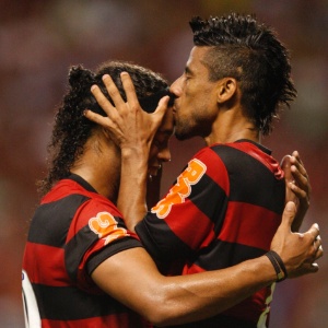 O lateral Léo Moura e o meia Ronaldinho Gaúcho são apostas de Joel por um melhor desempenho - André Portugal/VIPCOMM