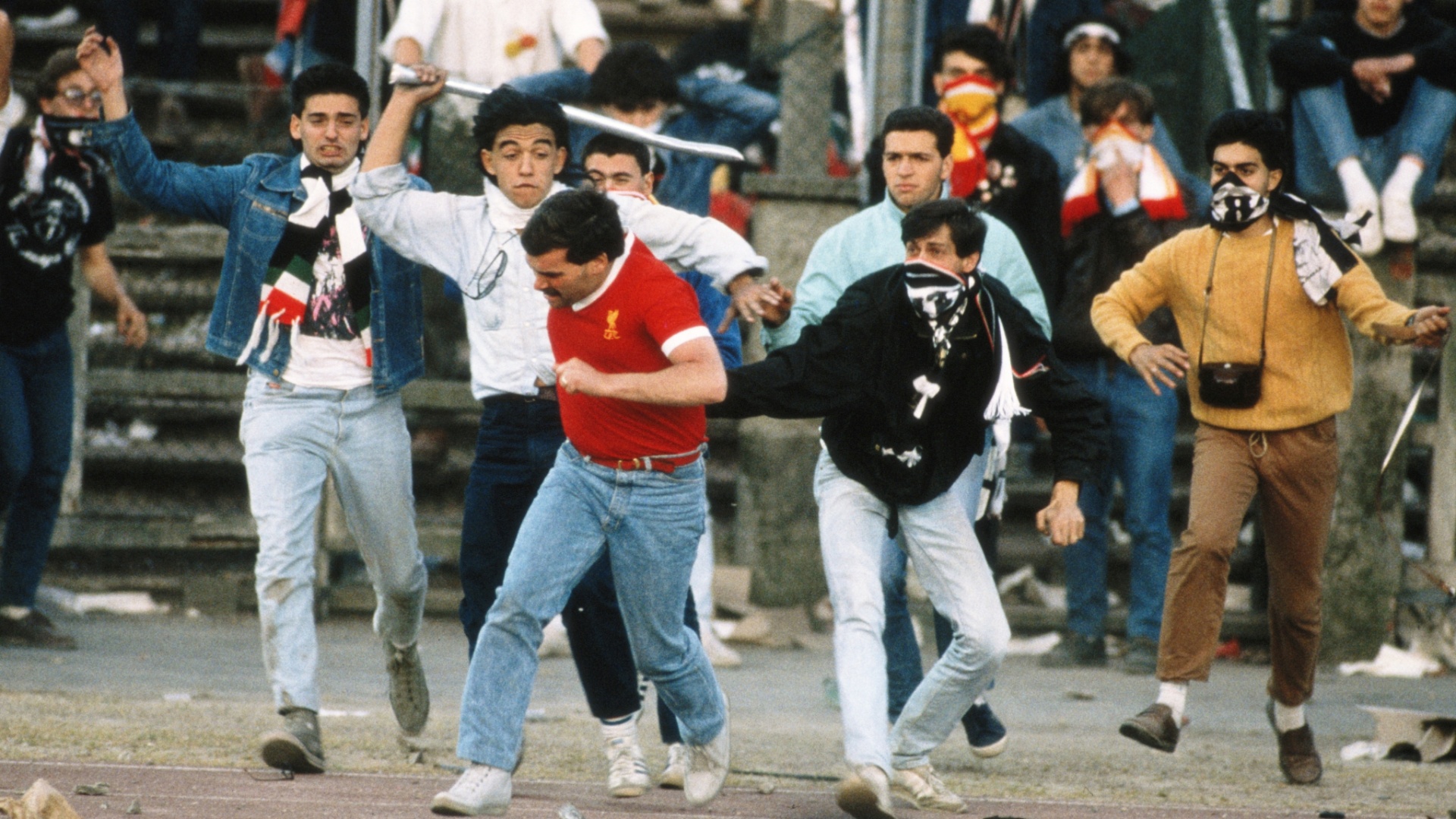 Torcedor do Liverpool corre de torcedores da Juventus no estádio de Heysel, na Bélgica, na final da Liga dos Campeões, em 1985 - David Cannon/AllSport