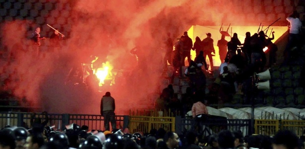 Torcedores egípcios se enfrentaram na última quarta-feira no estádio de Port Al Said - EFE/STRINGER