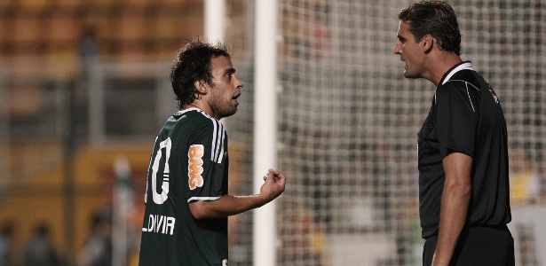 Valdívia reclama com árbitro durante partida do Palmeiras contra o Mogi Mirim - Rodrigo Paiva/UOL