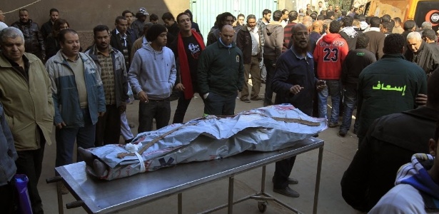 Batalha campal em jogo no Egito resultou em 74 mortes e mais de 180 feridos - AFP