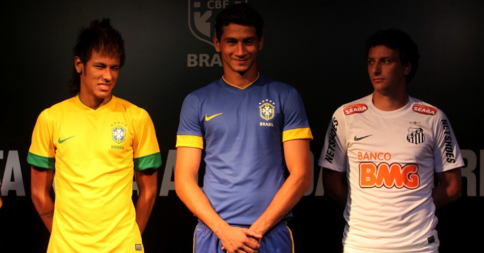 Elano exibe a nova camisa do Santos ao lado dos companheiros de clube Neymar e Ganso, que usaram a da seleção brasileira