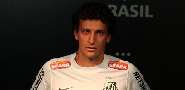 Elano veste a camisa do Santos na apresentação do novo uniforme, agora feito pela Nike - Julio Cesar Guimarães/UOL