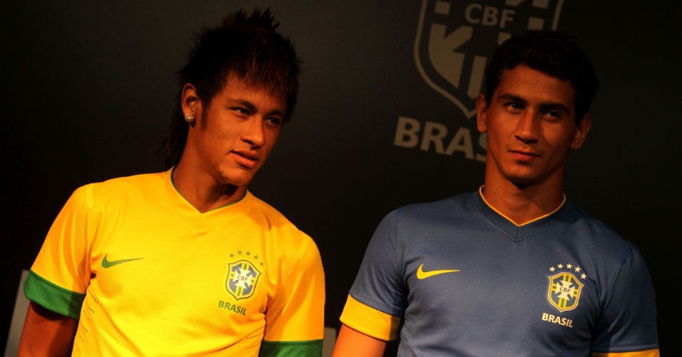Neymar e Ganso fazem pose com as camisas amarela e azul da seleção, que agora não têm mais a faixa no peito
