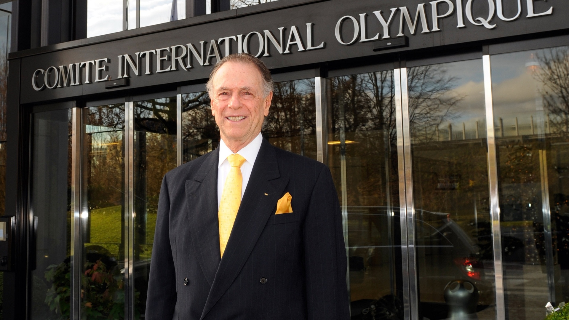 Carlos Arthur Nuzman, presidente do COB, à frente da sede do COI na Suíça