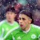 Zagueiro Ricardo Rodriguez defende o Wolfsburg em jogo disputado com neve diante do Borussia Moenchengladbach - AFP PHOTO / CARMEN JASPERSEN