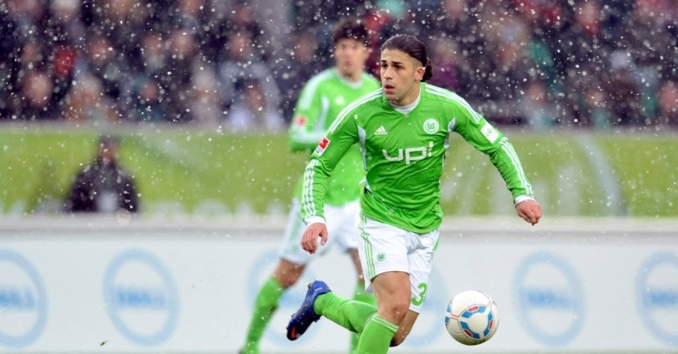 Zagueiro Ricardo Rodriguez defende o Wolfsburg em jogo disputado com neve diante do Borussia Moenchengladbach - AFP PHOTO / CARMEN JASPERSEN