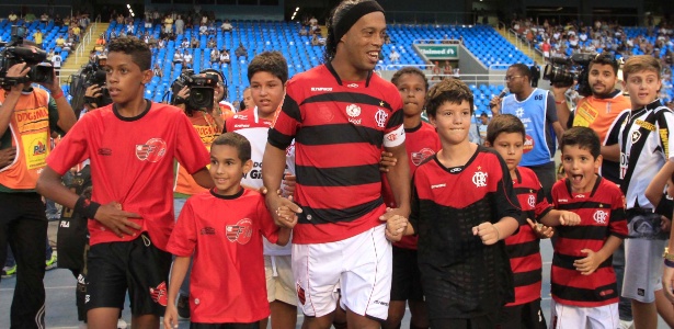Ronaldinho voltou a desfalcar um treino matutino, mas deve enfrentar o Madureira - Marcelo de Jesus/UOL