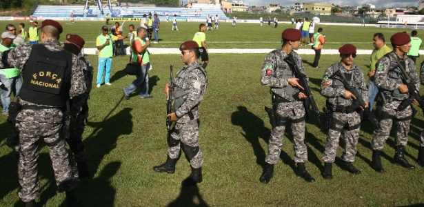 Mais de 20 homens da Força Nacional de Segurança atuam durante Itabuna x Bahia - Joá Souza/Agência A Tarde/AE