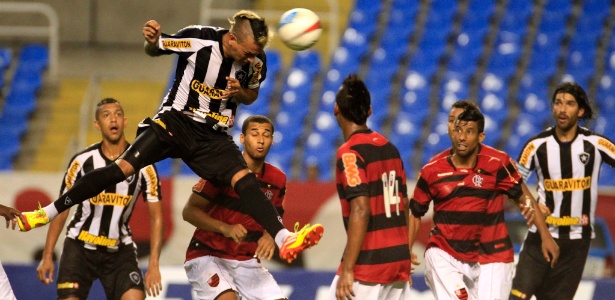 Fábio Ferreira tenta a cabeçada no clássico deste domingo contra o Flamengo - Marcelo de Jesus/ UOL