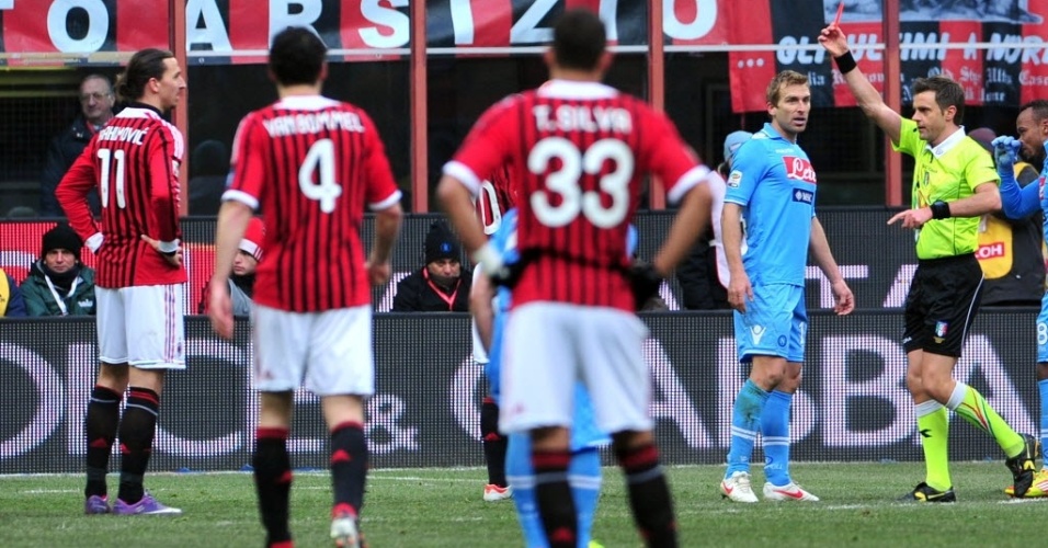 Ibrahimovic é expulso após desferir um tapa em Aronica no empate em 0 a 0 entre Milan e Napoli
