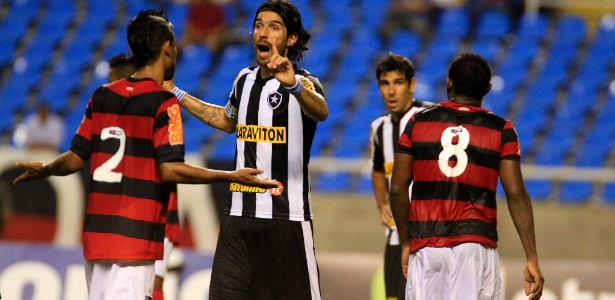Atacante Loco Abreu ainda não sabe se continuará no Botafogo - Marcelo de Jesus/UOL
