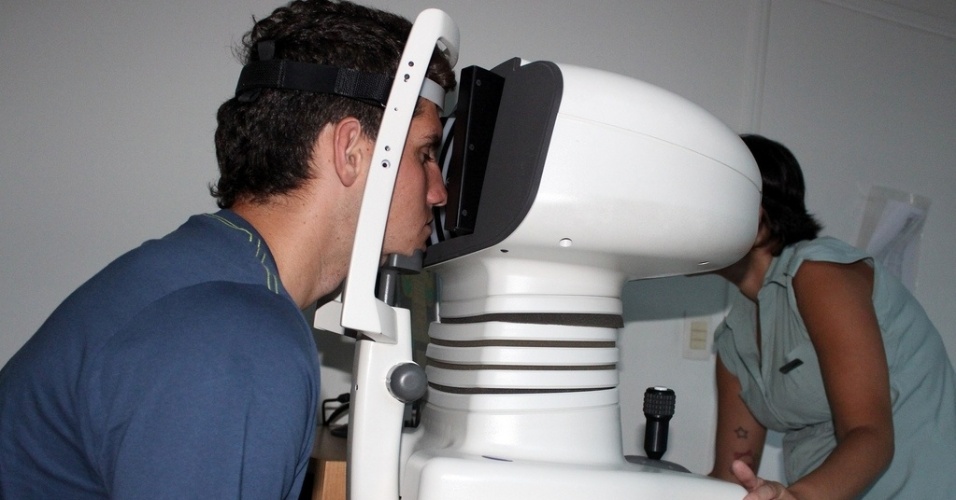 Goleiro Rafael realiza exames oftalmológicos em Santos, após derrota do Santos para o Palmeiras