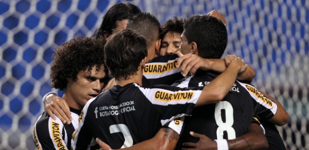 Jogadores do Botafogo comemoram gol de Loco Abreu na partida contra o Olaria - Satiro Sodré/AGIF
