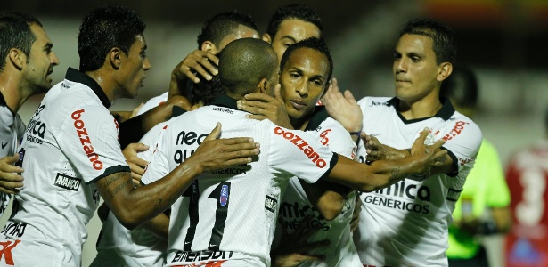 Jogadores do Corinthians comemoram o gol marcado por Emerson de pênalti - Rubens Cavallari/Folhapress