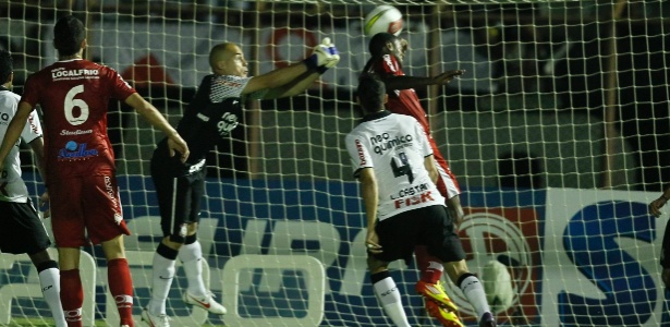 Goleiro diz que o Corinthians, com um jogador a mais, deveria ter ampliado o placar - Rubens Cavallari/Folhapress