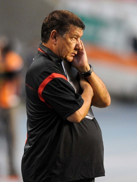 Joel Santana observa a partida entre Flamengo e Madureira, em 2012 Joel Santana observa a partida entre Flamengo e Madureira, em 2012