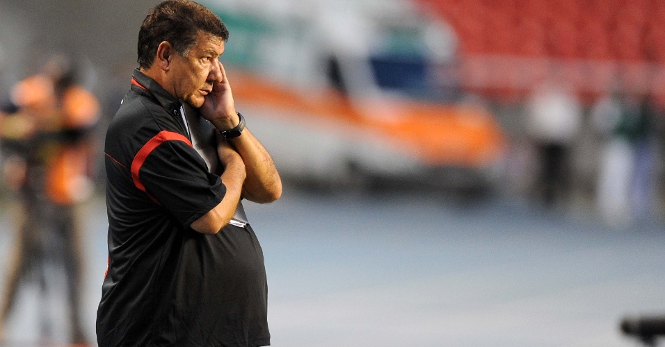 Joel Santana observa a partida entre Flamengo e Madureira, em sua reestreia pelo clube rubro-negro