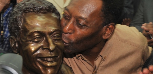 Pelé foi homenageado com uma estátua no estádio da Amizade, em Libreville, no Gabão - Issouf Sanogo/AFP