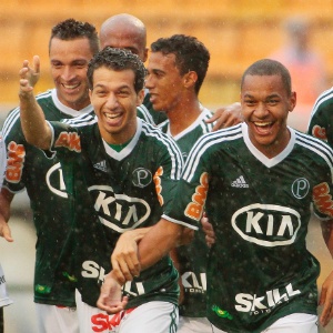 Patrik comemora seu gol com companheiros de equipe em partida do Palmeiras contra o Ituano - RODRIGO COCA/AE