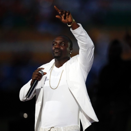Cantor Akon se apresenta antes da final da Copa Africana das Nações, entre Zâmbia e Costa do Marfim- - Thomas Mukoya/Reuters
