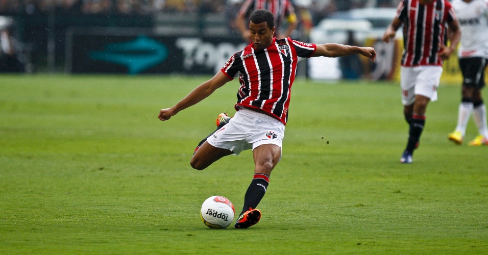 Lucas, do São Paulo, se prepara para dar um chute no início do jogo contra o Corinthians, pelo Paulistão
