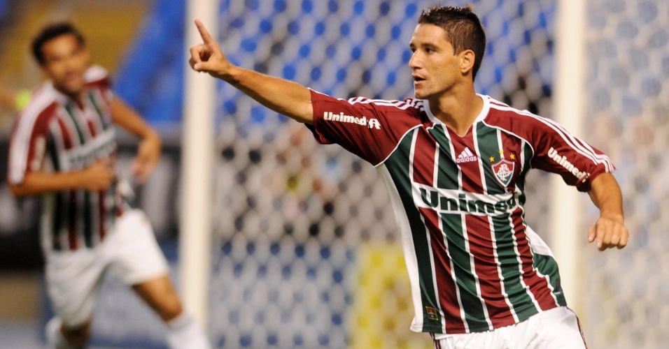 Dois jogadores de futebol fazendo exercícios de alongamento no campo.  treinamento de futebol em estádio ao ar livre, treino em equipe antes do  jogo