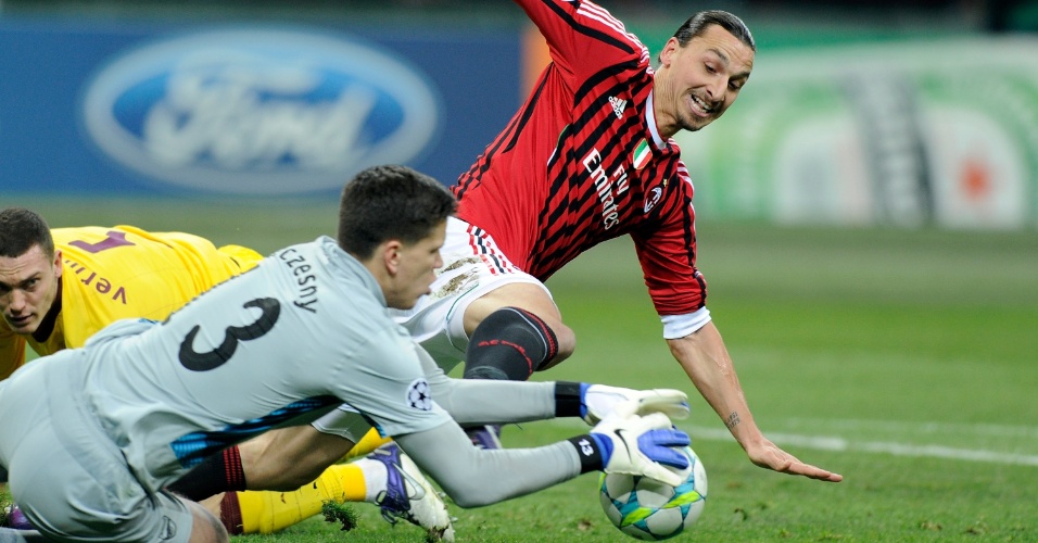 Ibrahimovic, do Milan, disputa bola com o goleiro do Arsenal, Szcezesny (15/02/2012)
