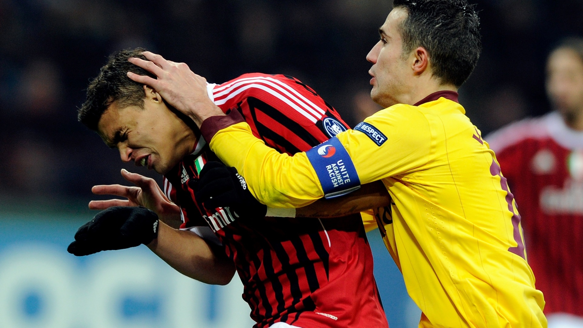Jogada envolvendo Thiago Silva, do Milan, e Van Persie, do Arsenal, no San Siro (15/02/2012)