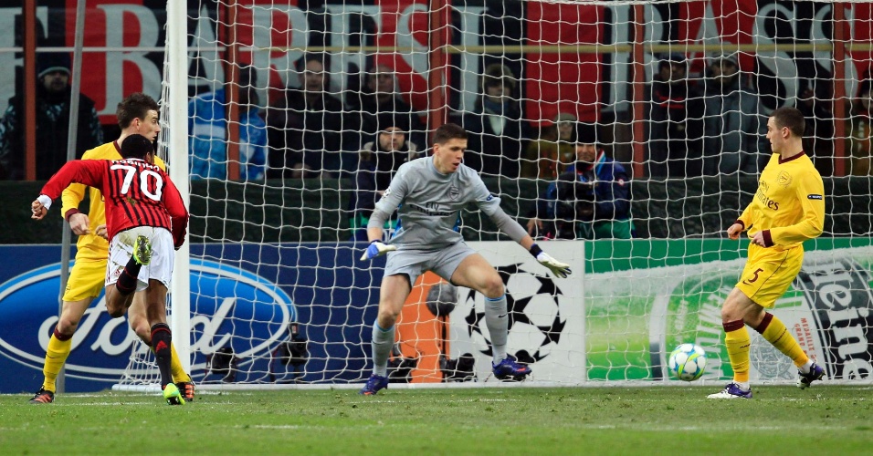 Robinho faz gol de cabeça em duelo contra o Arsenal no San Siro (15/02/2012)