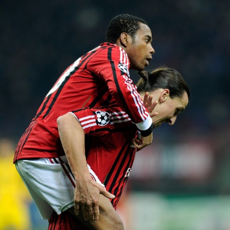 Robinho sobe nas costas do companheiro de Milan, Ibrahimovic, para comemorar gol da equipe, em 2012 - Claudio Villa/Getty Images