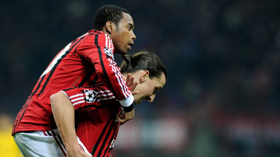 Robinho sobe nas costas do companheiro de Milan Ibrahimovic - Claudio Villa/Getty Images