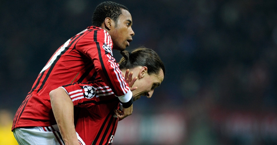 Robinho sobe nas costas do companheiro de Milan, Ibrahimovic, para comemorar o gol da equipe