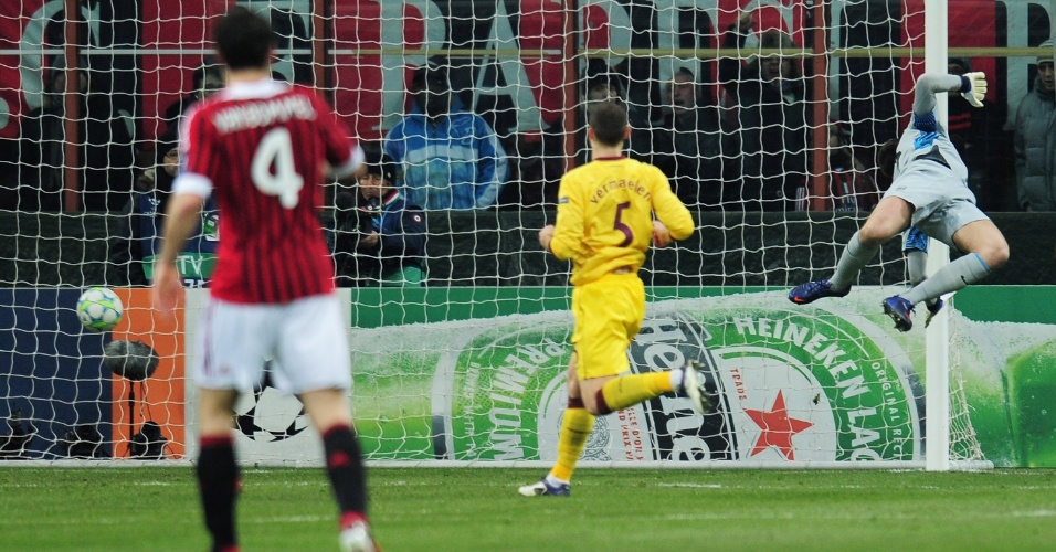 O goleiro do Arsenal, Szczesny, falha ao tentar parar chute de Boateng, do Milan