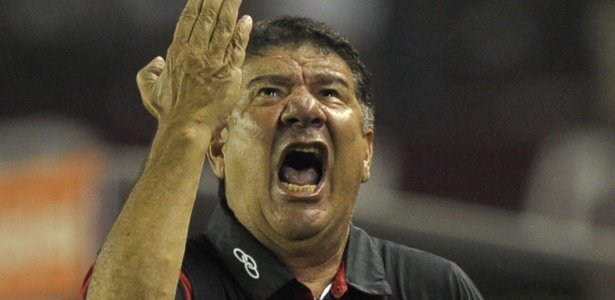 Joel Santana reclama de marcação da arbitragem durante a partida contra o Lanús - AP Photo