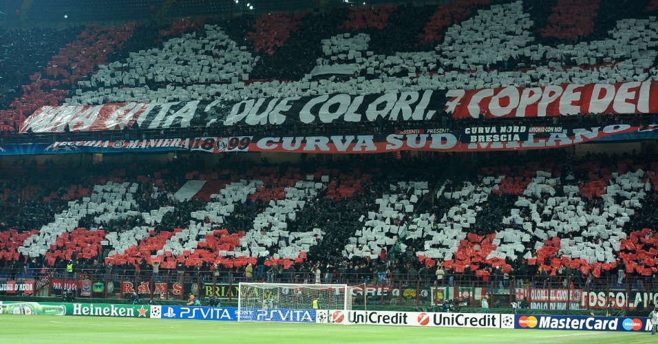 Torcedores do Milan montam mosaico nas arquibancadas antes da partida contra o Arsenal, nesta quinta-feira